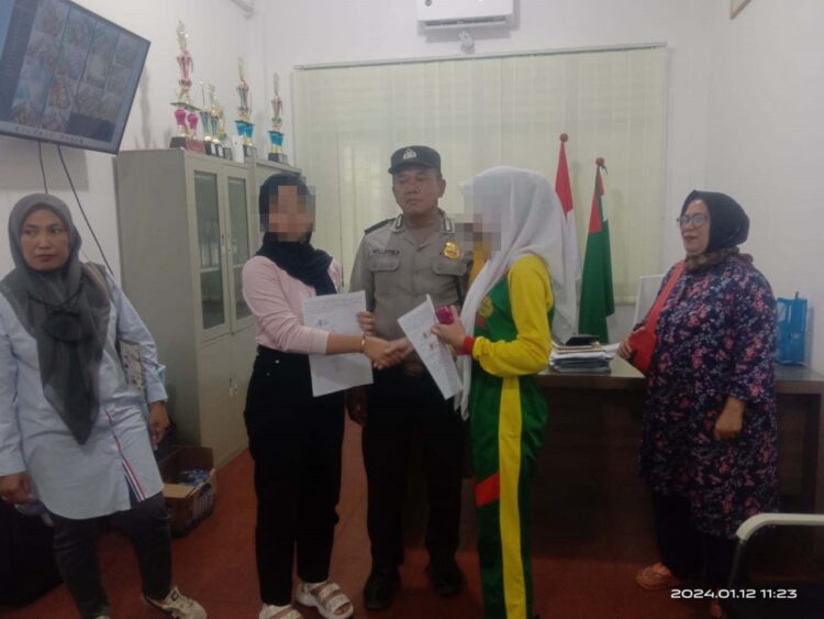 Aksi Saling Jambak dan Pukul Dua Siswa Berhasil Dimediasi Bhabinkamtibmas Banjar 