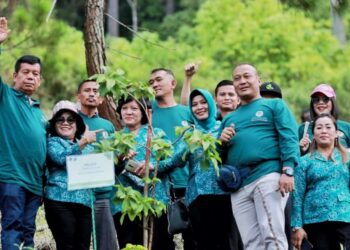 Pj Gubsu dan Bupati Simalungun Tanam Bibit Pohon di Kelurahan Sipolha Horisan
