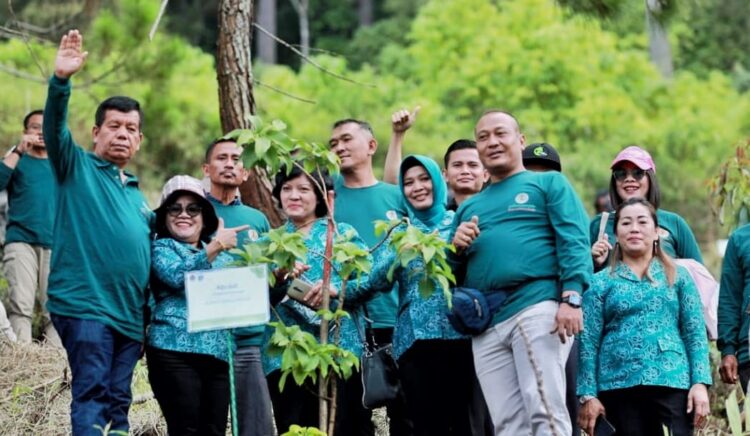 Pj Gubsu dan Bupati Simalungun Tanam Bibit Pohon di Kelurahan Sipolha Horisan
