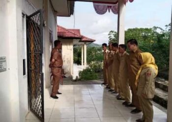 Pj Peratin Way Ngison Berikan Pembinaan Terhadap Aparatur Saat Apel Pagi