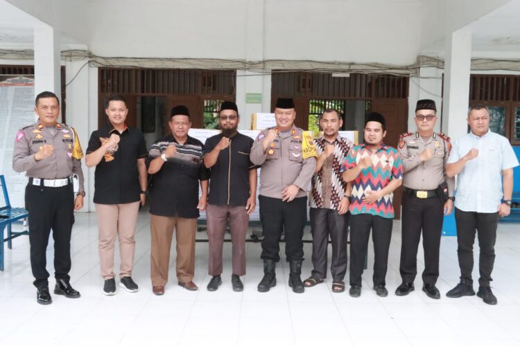 Polres Simalungun Silaturahmi dan Salurkan Paket Sembako ke Pesantren Al Baroqah