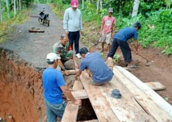 Gerak Cepat, Babinsa Koramil 06/Baradatu Bersama Warga Perbaiki Jalan Longsor