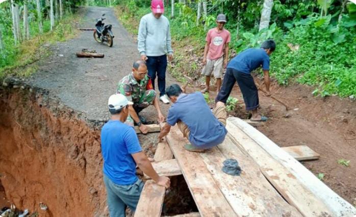 Gerak Cepat, Babinsa Koramil 06/Baradatu Bersama Warga Perbaiki Jalan Longsor