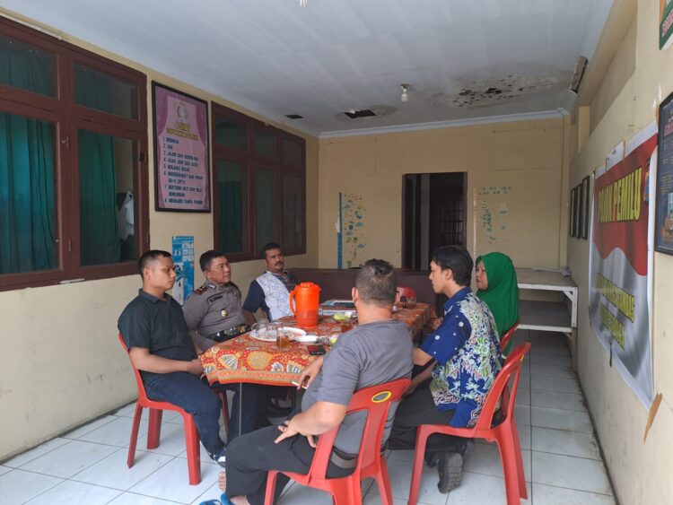 Bincang-Bincang Bahas Pemilu 2024, Kapolsek Sibolga Sambas Undang Panwascam Di Pojok Pemilu