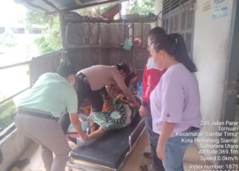 Bhabinkamtibmas Tomuan Aipda Okto Sihole Bantu Warga Yang Sakit Dan Terlantar