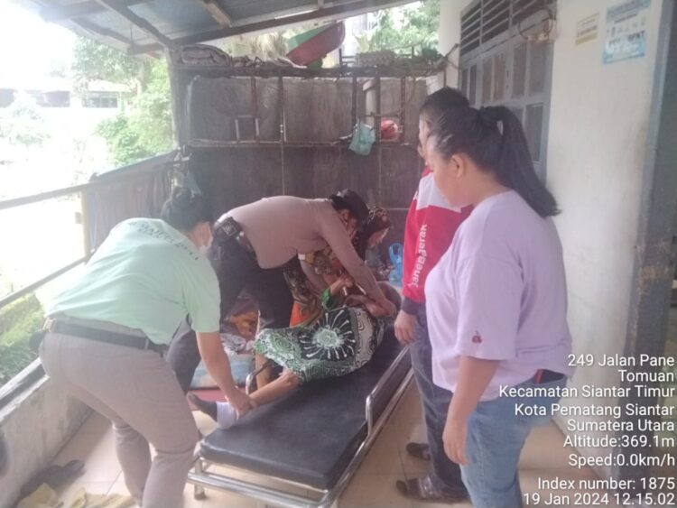Bhabinkamtibmas Tomuan Aipda Okto Sihole Bantu Warga Yang Sakit Dan Terlantar