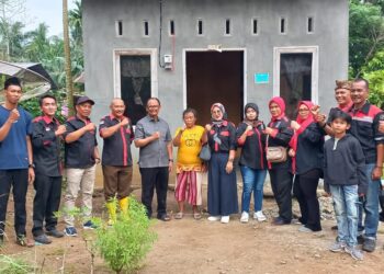 Wakil Bupati Simalungun Bersama KRNS Eksis Bantu Pemasangan Listrik Gratis Warga Kurang Mampu