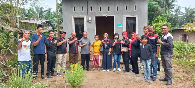 Wakil Bupati Simalungun Bersama KRNS Eksis Bantu Pemasangan Listrik Gratis Warga Kurang Mampu