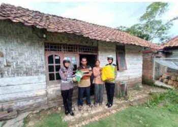 Satlantas Polres Way Kanan Bagikan Bansos di Campur Asri