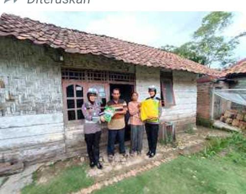 Satlantas Polres Way Kanan Bagikan Bansos di Campur Asri