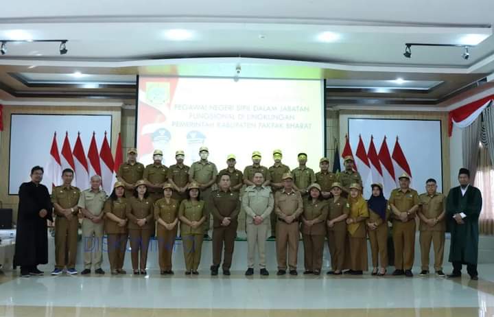 Franc Bernhard Tumanggor Melantik 18 Pejabat Fungsional Pemkab Pakpak Bharat Franc Bernhard Tumanggor Melantik 18 Pejabat Fungsional Pemkab Pakpak Bharat
