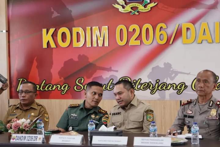 Bupati Pakpak Bharat Hadiri Kosmos Bersama Aparat Pemerintah TA 2024 di Makodim 0206/Dairi Bupati Pakpak Bharat Hadiri Kosmos Bersama Aparat Pemerintah TA 2024 di Makodim 0206/Dairi