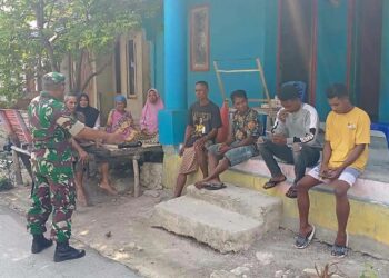 Bhabinsa Koramil 1503-02/ Elat Beri Himbauan Cuaca Ekstrem Bagi Warga Desa Binaan di Ohoi Rahareng