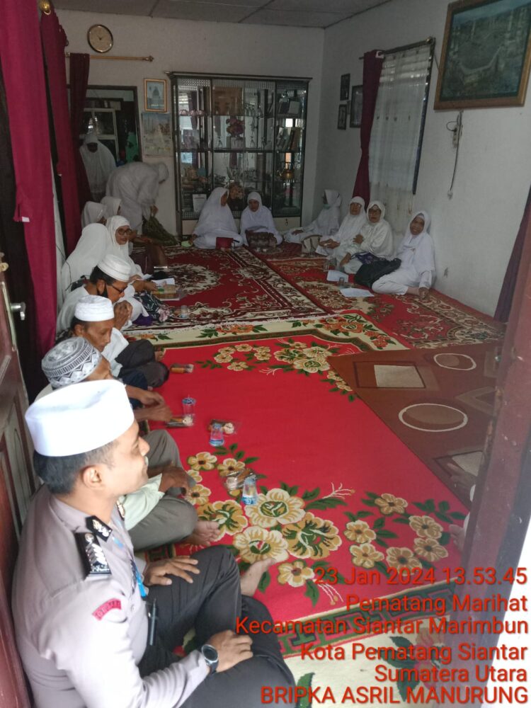 Bhabinkamtibmas Pematang Marihat Aktif Mengikuti Pengajian Rutin Bersama Warga