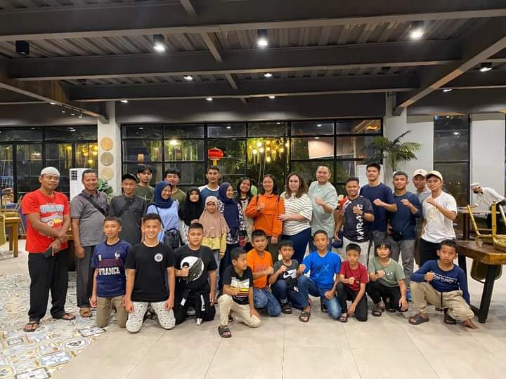 Bupati Franc Bernhard Tumanggor Jamu Atlit Karate Pakpak Bharat di Salah Satu Restoran di Medan Bupati Franc Bernhard Tumanggor Jamu Atlit Karate Pakpak Bharat di Salah Satu Restoran di Medan
