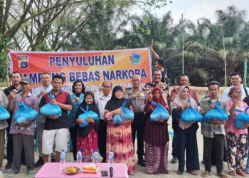 Satgas Narkoba Polres Simalungun Sosialisasi dan Berikan Bansos di Kampung Bersinar