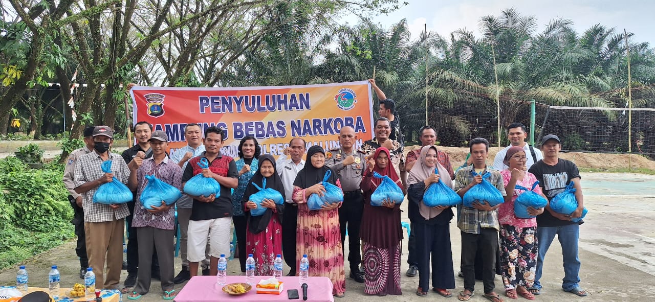 Satgas Narkoba Polres Simalungun Sosialisasi dan Berikan Bansos di Kampung Bersinar