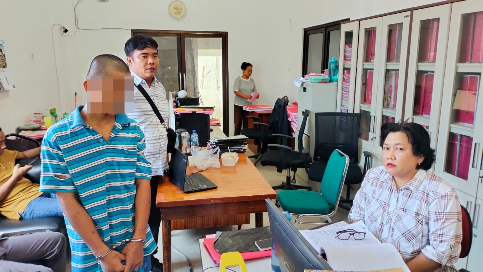 Polsek Siantar Martoba Serahkan Tersangka Pencurian Dan Barbut Ke Kejari Pematangsiantar Polsek Siantar Martoba Serahkan Tersangka Pencurian Dan Barbut Ke Kejari Pematangsiantar