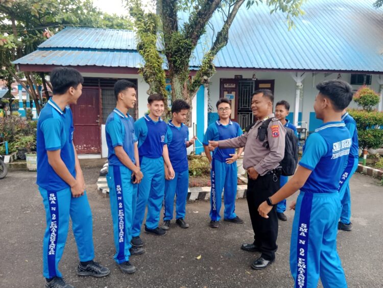 Kanit Binmas Polsek Siantar Utara Bekali Siswa SMA Negeri 2 Dampak Negatif Pergaulan Bebas 