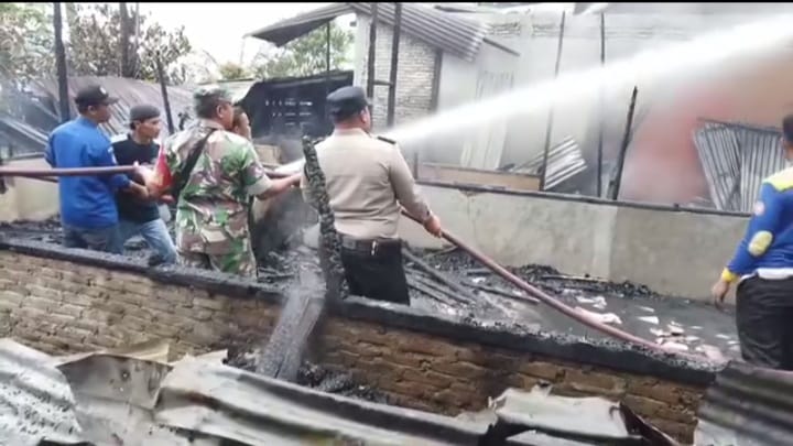 6 Unit Rumah di Desa Kuta Babo Dilahap Sijago Merah, Pemkab Pakpak Bharat Dirikan Tenda Penampungan 6 Unit Rumah di Desa Kuta Babo Dilahap Sijago Merah, Pemkab Pakpak Bharat Dirikan Tenda Penampungan