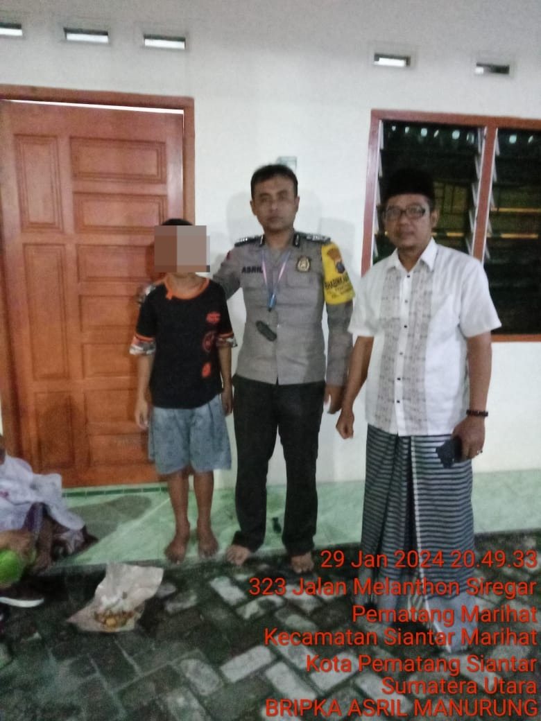 Polsek Marihat Bantu Pertemukan Anak Yang Kesasar Dengan Orangtua Polsek Marihat Bantu Pertemukan Anak Yang Kesasar Dengan Orangtua
