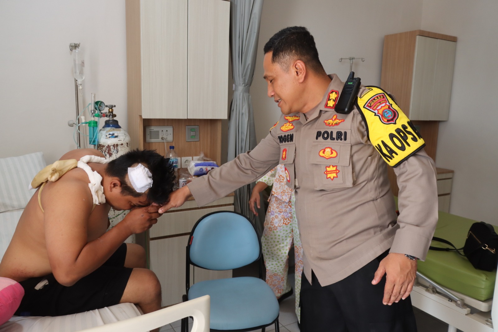 Kapolres Siantar dan Ketua Bhayangkari Jenguk Anggota Korban Lakalantas Kapolres Siantar dan Ketua Bhayangkari Jenguk Anggota Korban Lakalantas