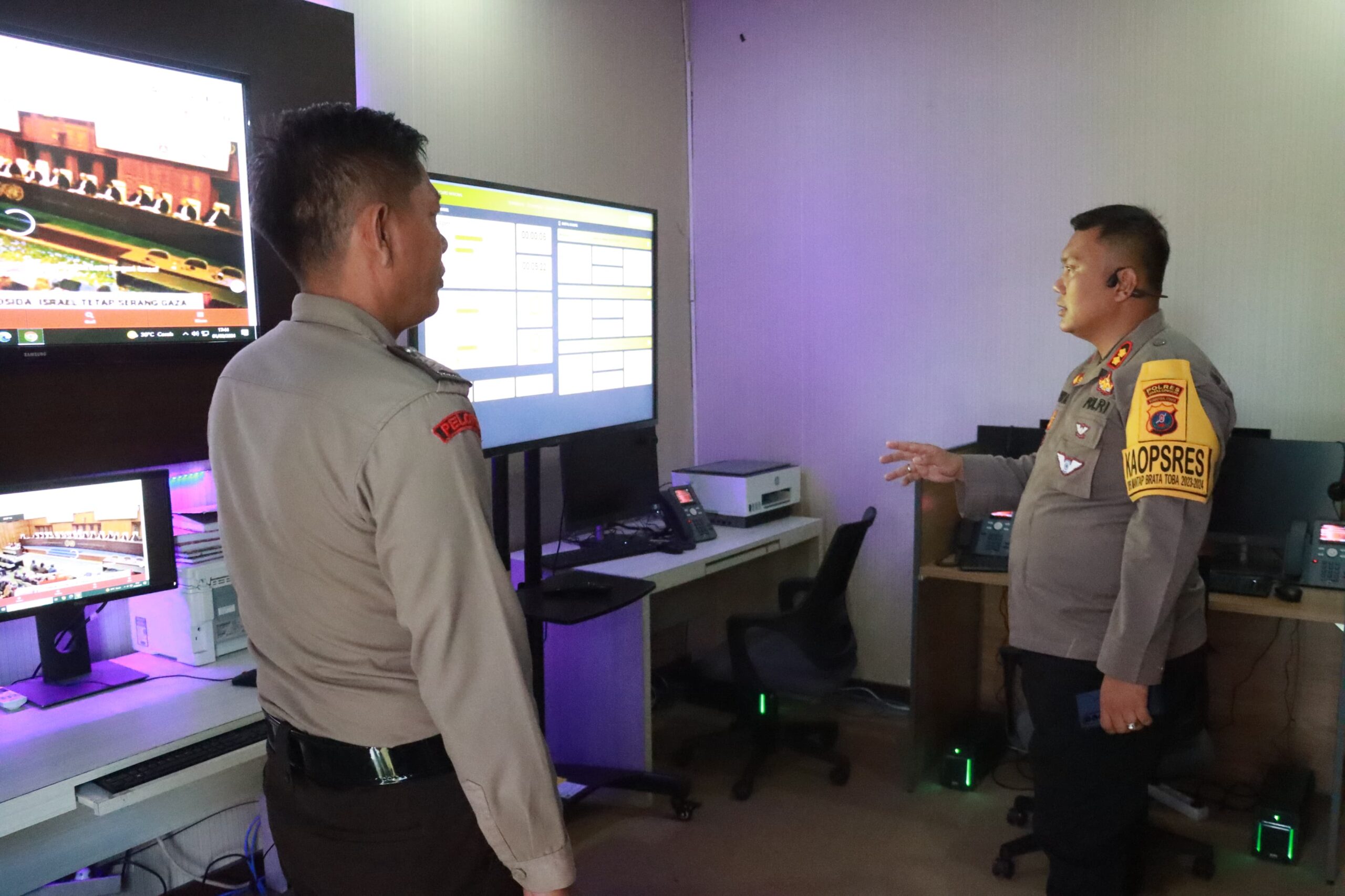 Kapolres Simalungun Sidak Call Center 110 untuk Penguatan Sistem Pembinaan Internal Kapolres Simalungun Sidak Call Center 110 untuk Penguatan Sistem Pembinaan Internal