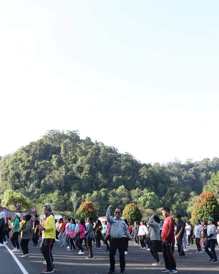 Sekda Pakpak Bharat Jalan Berutu Beri Semangat Aparatur Saat Pimpin Apel Pagi Sekda Pakpak Bharat Jalan Berutu Beri Semangat Aparatur Saat Pimpin Apel Pagi