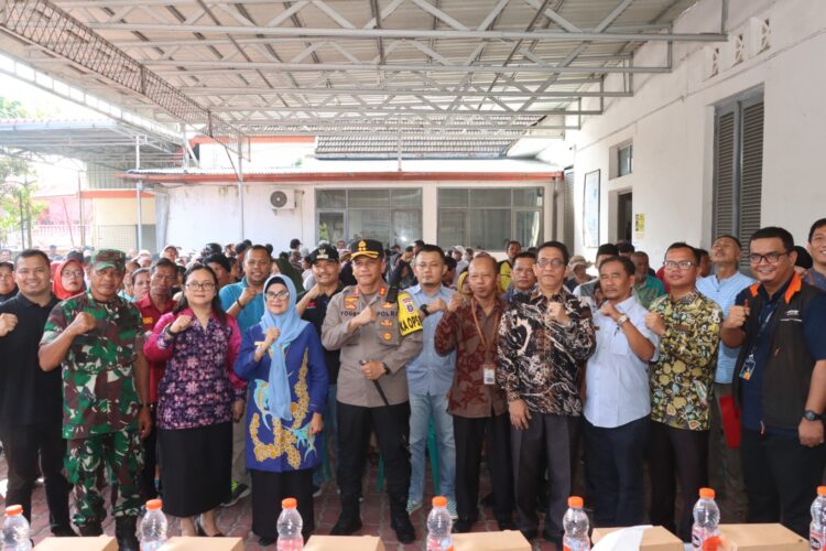 Kapolres Siantar Hadiri Penyerahan Beras Bantuan Pangan Nasional Kepada Warga Kapolres Siantar Hadiri Penyerahan Beras Bantuan Pangan Nasional Kepada Warga