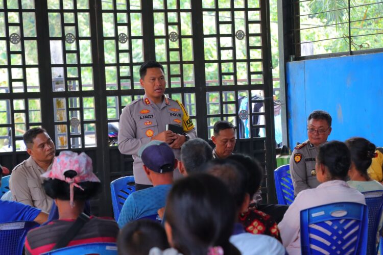 Kapolres Sibolga Dengarkan Curhat Para Pemulung di Hutabarangan