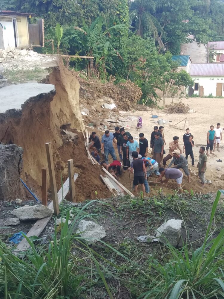 Polsek Siantar Martoba Evakuasi Pekerja Perumahan MS Bong Bong Residence Tertimbun Longsor, 1 Tewas dan 2 Selamat 
