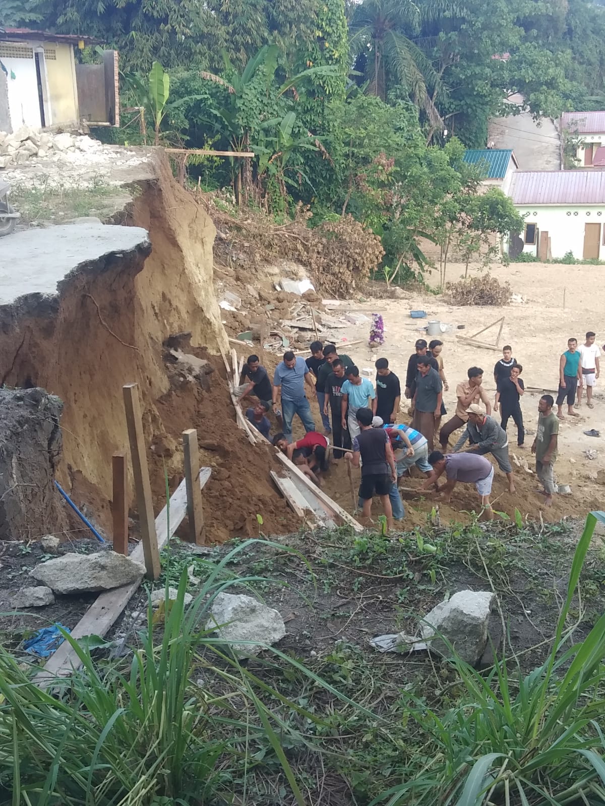 Polsek Siantar Martoba Evakuasi Pekerja Perumahan MS Bong Bong Residence Tertimbun Longsor, 1 Tewas dan 2 Selamat 