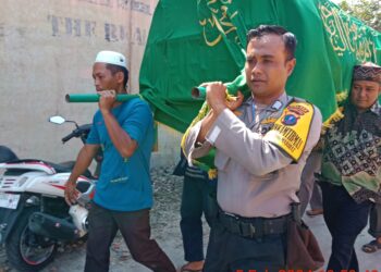 Bhabinkamtibmas Pematang Marihat Ikut Pikul Keranda Jenazah Warga Binaan Yang Meninggal