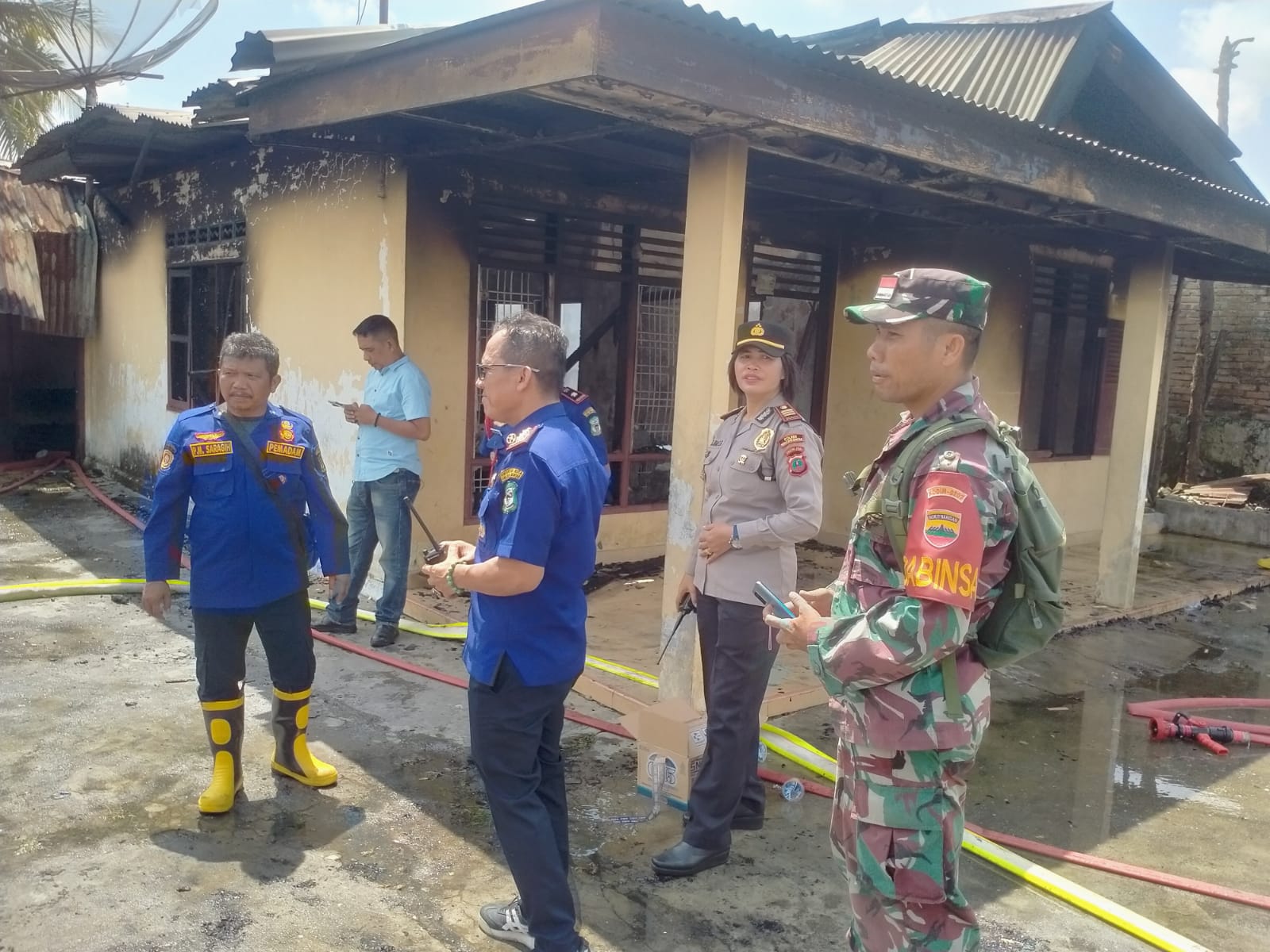 Kapolsek Siantar Marihat Pimpin Olah TKP Kebakaran Rumah Warga di Jalan Durian Kapolsek Siantar Marihat Pimpin Olah TKP Kebakaran Rumah Warga di Jalan Durian