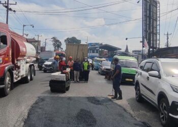 Kasat Lantas Polres Pematangsiantar Laksanakan Pengamanan Penambalan Jalan Berlubang
