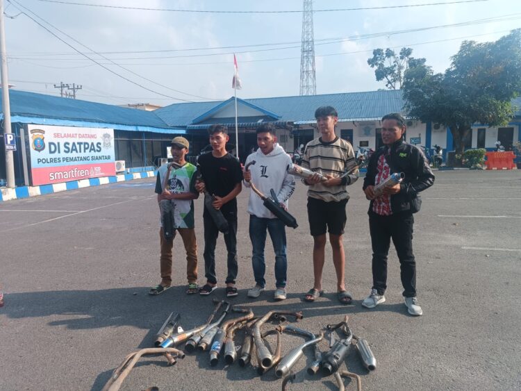 Kasat Lantas Polres Pematangsiantar Musnahkan 30 Knalpot Brong 