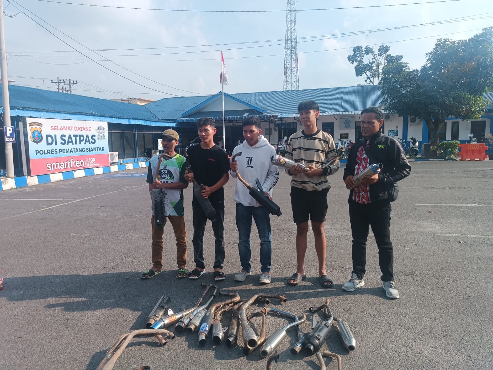 Kasat Lantas Polres Pematangsiantar Musnahkan 30 Knalpot Brong Kasat Lantas Polres Pematangsiantar Musnahkan 30 Knalpot Brong