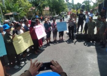 Unjuk Rasa, Pedagang Pasar Sibolga Minta Walikota Sibolga Copot Oknum Kabid Perindag Nakal