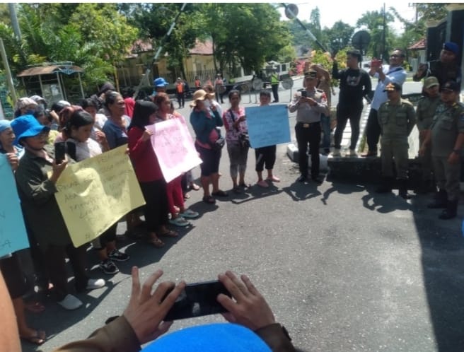 Unjuk Rasa, Pedagang Pasar Sibolga Minta Walikota Sibolga Copot Oknum Kabid Perindag Nakal