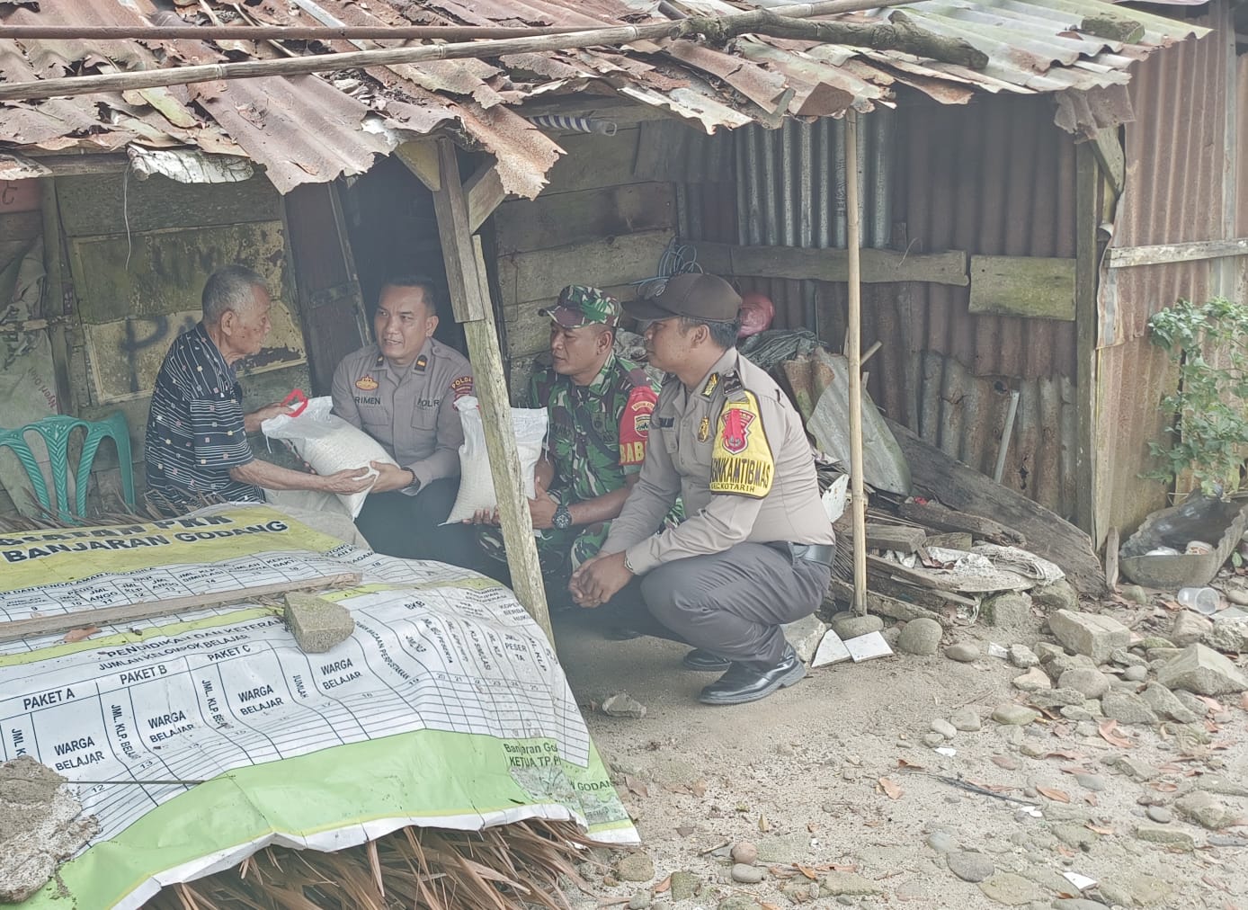 Pendekatan Sosiologis Polsek Kotarih, Wujud Sinergitas TNI-Polri Guna Pastikan Kamtibmas Kondusif Pendekatan Sosiologis Polsek Kotarih, Wujud Sinergitas TNI-Polri Guna Pastikan Kamtibmas Kondusif