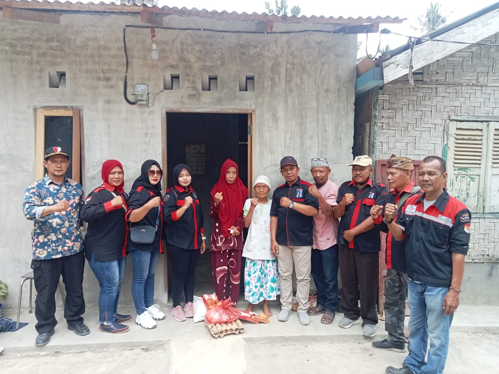 KRNS Bersama Warga Serahkan Kunci Bedah Rumah Milik Ponikem KRNS Bersama Warga Serahkan Kunci Bedah Rumah Milik Ponikem