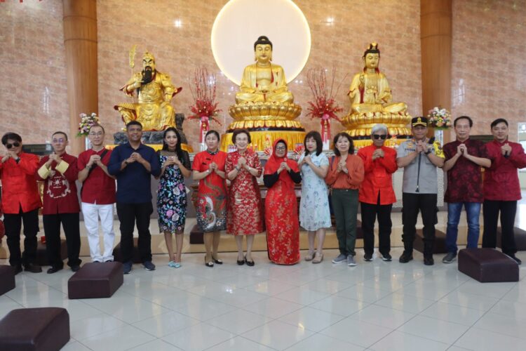 Kapolres Siantar Bersama Forkopimda Mengunjungi Vihara Pada Hari Raya Imlek Ke-2575 Kongzili Tahun 2024