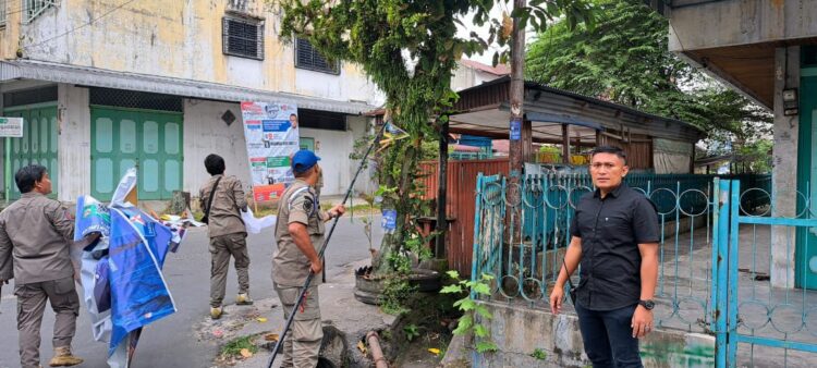 Masa Tenang, Polres Pematangsiantar Amankan Pembersihaan Alat Peraga Kampanye