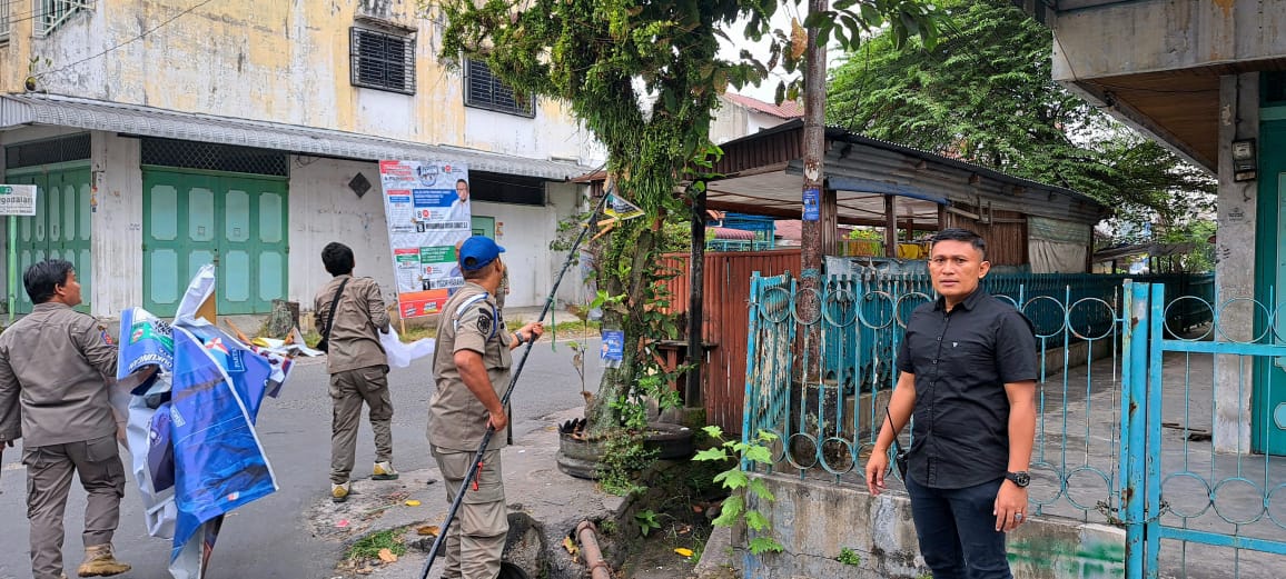 Masa Tenang, Polres Pematangsiantar Amankan Pembersihaan Alat Peraga Kampanye