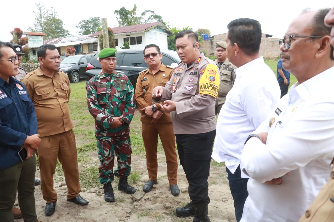 Kapolres dan Forkopimda Simalungun Tinjau Kesiapan TPS Jelang Pemilu 2024 Kapolres dan Forkopimda Simalungun Tinjau Kesiapan TPS Jelang Pemilu 2024