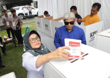 Wali Kota Siantar Gunakan Hak Pilih di TPS 6 Jalan Nusa Indah