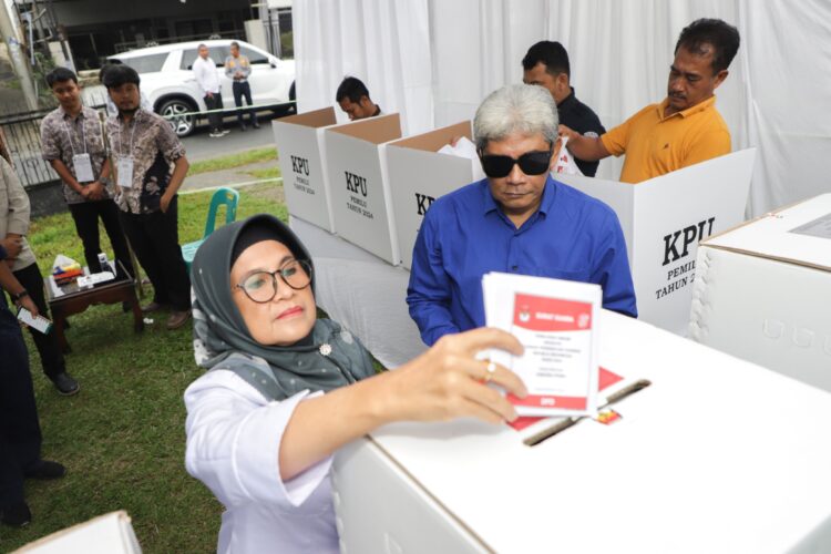 Wali Kota Siantar Gunakan Hak Pilih di TPS 6 Jalan Nusa Indah