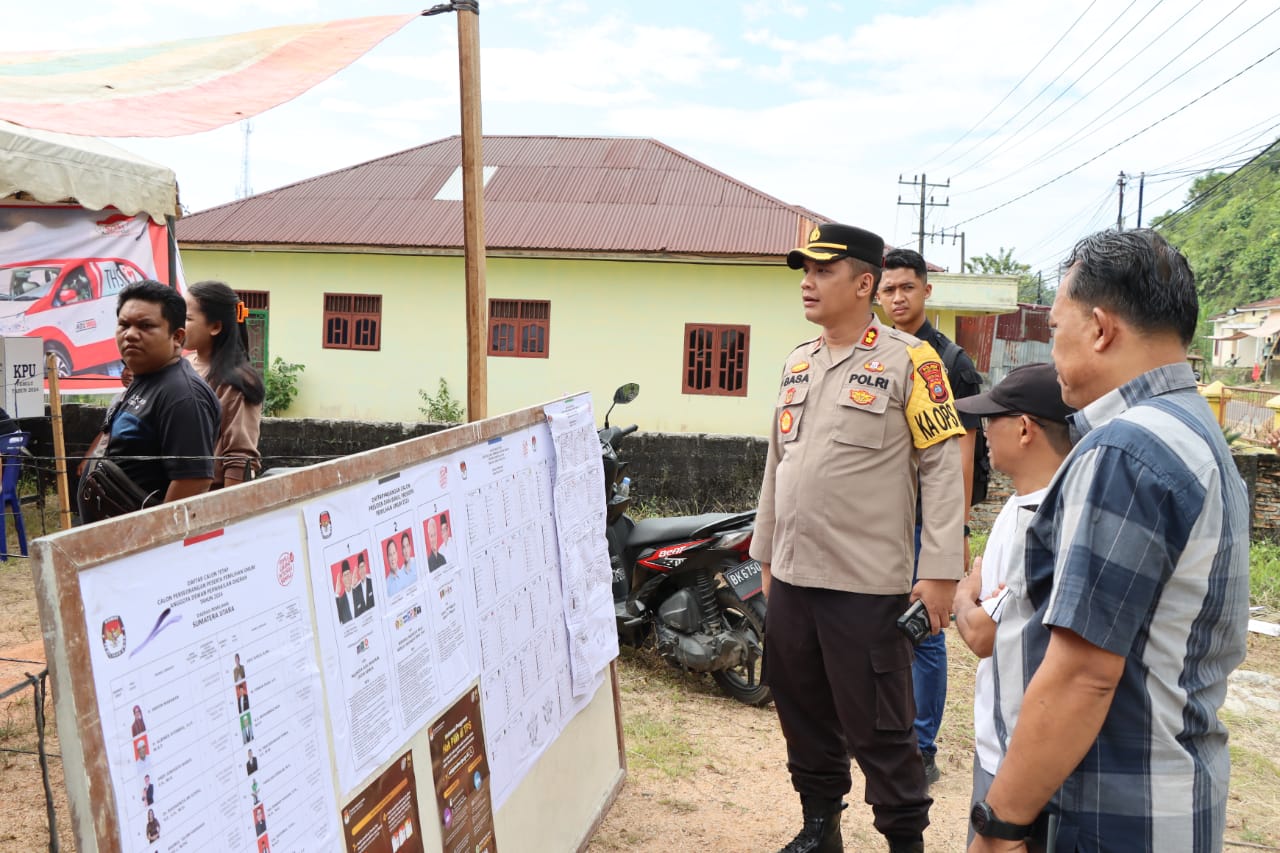  Cek Pengamanan TPS Pemilu 2024, Kapolres Tapteng Kapolres Tapteng: "Situasi Aman dan Kondusif"