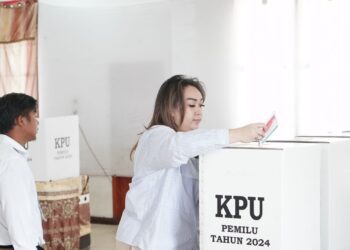 Bupati Pakpak Bharat dan Istri Berikan Hak Pilih di TPS 004 Desa Salak 