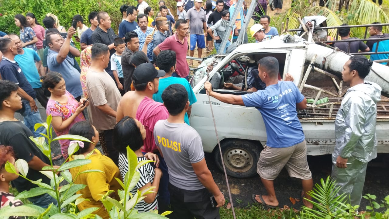 Tiang Listrik Tumbang, Timpa Mobil Yang Melintas Satu Korban Meninggal Dunia di Sorkam Barat